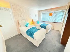 Homey 4 bedroom house for large groups - Værelse