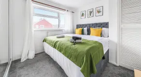 Cosy 3-Bedroom Serviced House with Free Fast WiFi and Parking for 2 Cars By Redwood Stays - Zimmer
