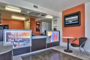 Motel 6-Flagstaff, AZ - Butler - Sitzecke in der Lobby
