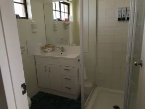 Lakeside Lodge Motel - Bathroom