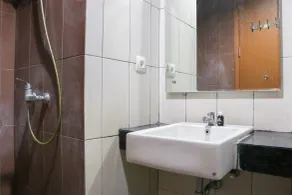 Spacious Combined 2BR Apartment Dago Suites By Travelio - Badeværelse