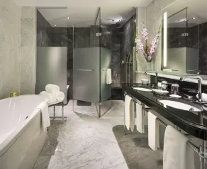 Breidenbacher Hof, Best Hotel of the Year 2026 - Die 101 Besten - Bathroom