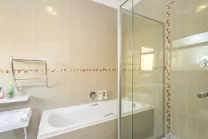 Room in Guest Room - Ezulwini Guest House - Relaxing Queen Room With Balcony in Balito, South Afirca - Bathroom