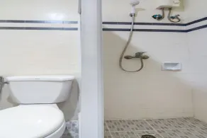 RedDoorz at Maanyag Pension House Mandaue - Bathroom