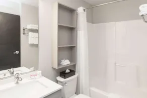 Microtel Inn & Suites by Wyndham West Fargo Near Medical Center - Salle de bain