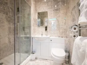 The Pearl Hotel - Bathroom