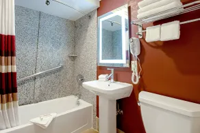 Red Roof Inn & Suites Monterey - Rom