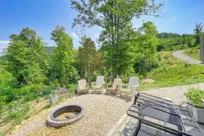Secluded Lenoir Tiny Home w/ Private Hot Tub! - Interni