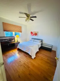 Top Rated 4 bedrooms, 5 beds near airport - Room