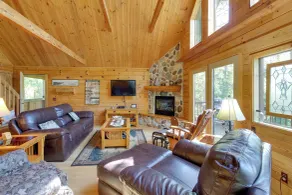 Lakefront Hazelhurst Cabin: Dock & Pool Table - Interiör