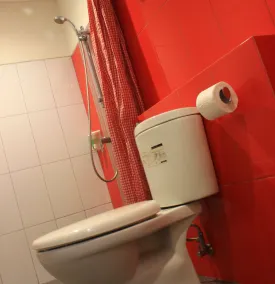 Buton Backpacker Lodge - Bathroom