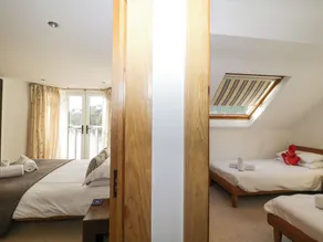 Gillyweed - Room