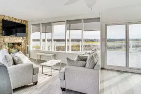 Luxury Lakefront Retreat w/ Dock in Runaway Bay - Innvendig