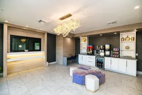Palace Inn IAH Houston Bush Intercontinental Airport - Coin salon dans le hall
