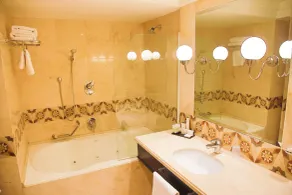 Warwick Palm Beach Hotel - Bathroom