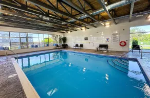 Quality Inn & Conference Centre Kingston Central - Piscina