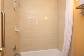 Days Inn by Wyndham Queensbury/Lake George - Salle de bain