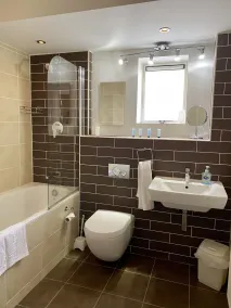 Churchill Apartments - Bathroom