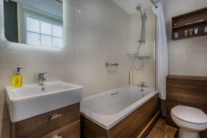 The Golden Fleece Hotel, Thirsk, North Yorkshire - The Coaching Inn Group - Bathroom