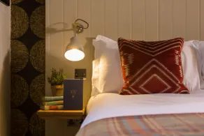 The Curious Pig in the Parlour  - Habitación