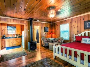 Knotty Pines Cabins - Værelse