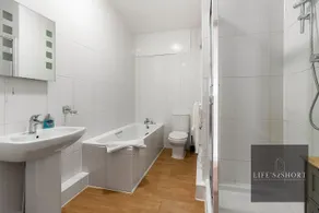 City Centre Spacious Apartment - Baño