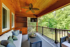Hot Tub, Dock, Game Room! Stunning Lake Wylie Home - Interiör
