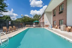 Days Inn & Suites by Wyndham Cambridge - Piscine