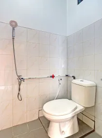 SPOT ON 90577 Griya Afifah Syariah - Baño