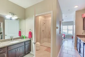 Lakefront Corsicana Condo w/ Pool Access! - Interiör