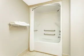 Super 8 by Wyndham Orangeburg Near I-26 - Salle de bain