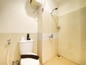 Homey Studio Room at Harvard Jatinangor Apartment By Travelio - Salle de bain