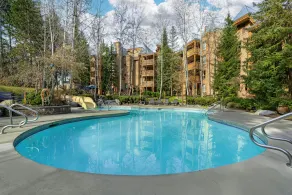 Hilton Grand Vacations Club Whistler - Piscina