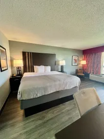 Quality Inn & Suites Gulf Breeze Bayside near Pensacola Beach - Room