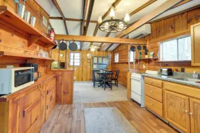 Peaceful Warne Cabin: Fenced Yard & Screened Porch - Innvendig