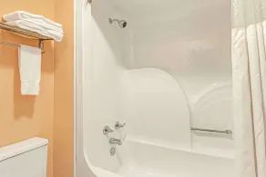 Days Inn & Suites by Wyndham Osceola AR - Badrum
