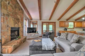 Table Rock Lake Getaway w/ Fire Pit, Deck & Grill! - Interiør