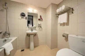 A25 Hotel - 80 Mai Hắc Đế - Bathroom