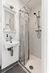 Wembar Hotel - Bathroom