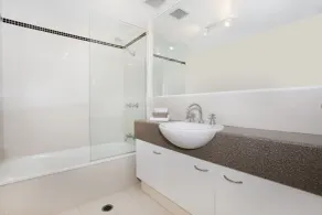 Dockside Apartments Mooloolaba-Pool open - Bathroom