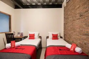 RedDoorz Syariah @ Babadan Baru Jakal - Habitación