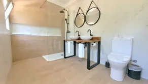Spacious Retreat with Prime Location, Private pool, snooker, free AC Wifi - Salle de bain