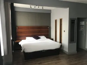 Bennetts Hotel - Room