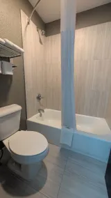Days Inn by Wyndham Champaign/Urbana - Bathroom