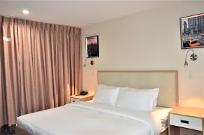 LIC Plaza Hotel - Chambre