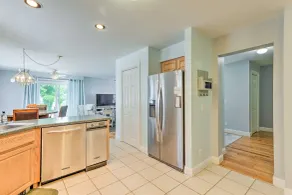 South Kingstown Vacation Rental: 2 Mi to Beach! - Innvendig