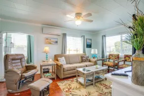 Walk to Gold Beach: Charming Cottage w/ Yard! - Intérieur