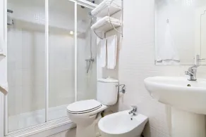 Gran Via 63 Rooms - Bathroom