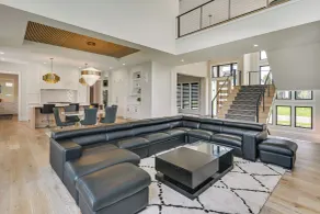 Luxe Plymouth Group Getaway w/ Office & Foosball - Interiör