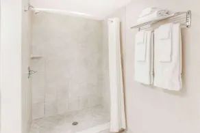 Howard Johnson by Wyndham Traverse City - Salle de bain